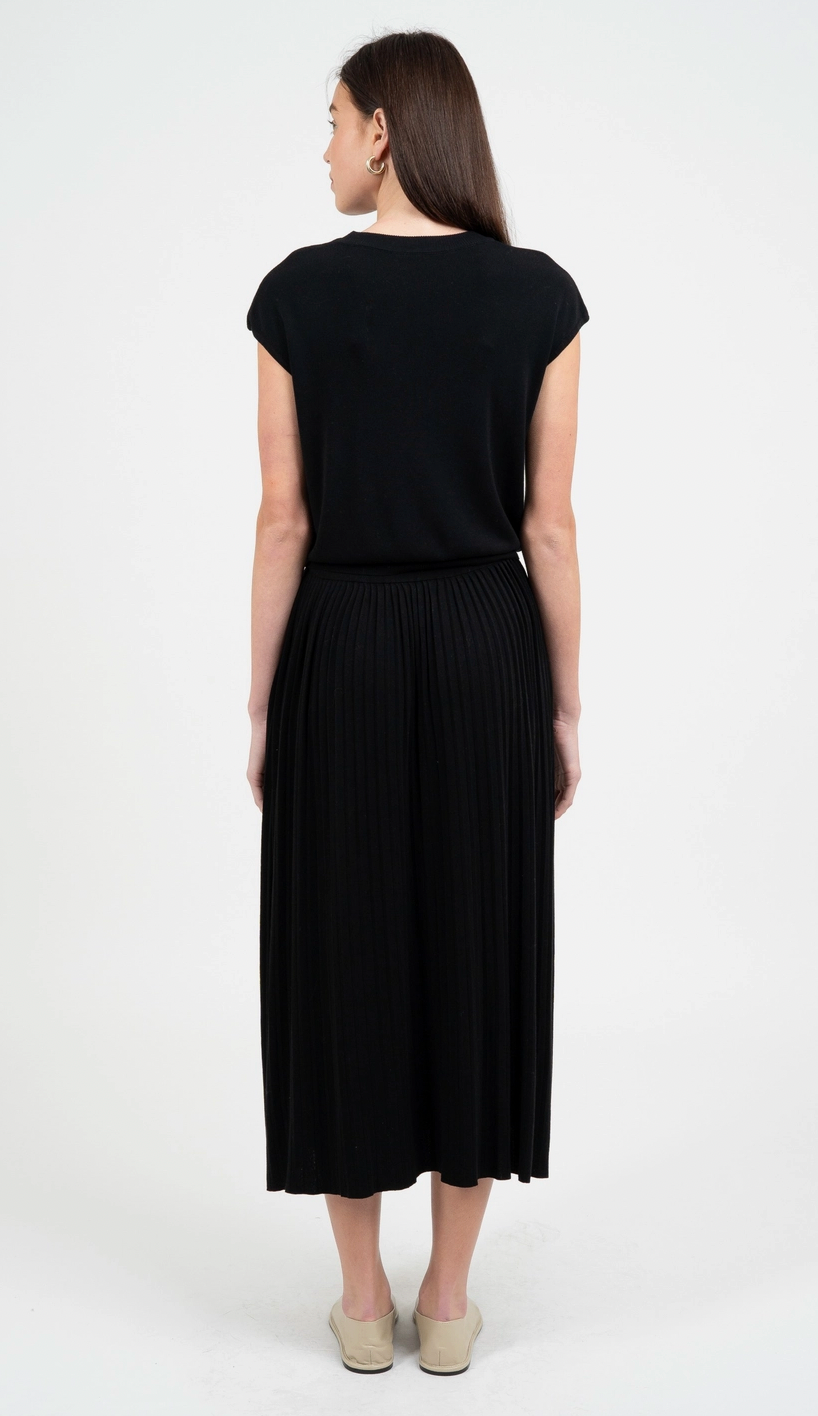 Elegant Knitted Pleated Midi Skirt Black
