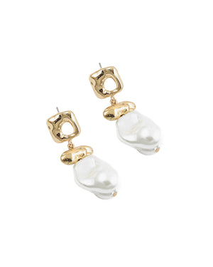 Gia Pearl with Gold Hanging